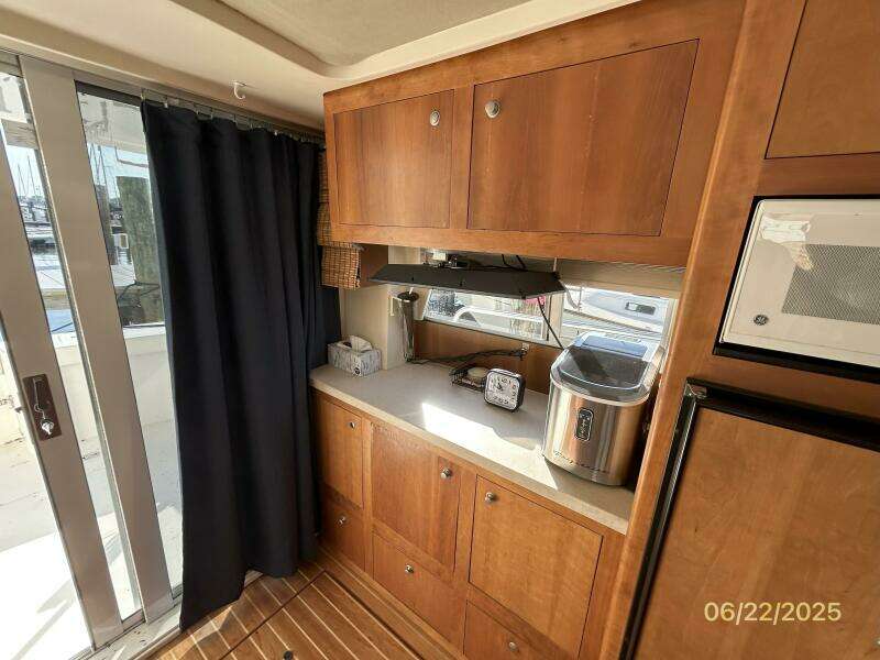 39' Mainship salon port aft1