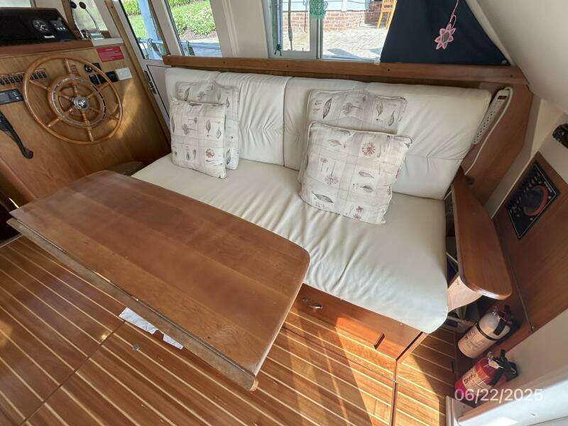 39' Mainship salon starboard seating