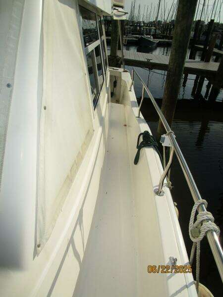 39' Mainship port side deck2