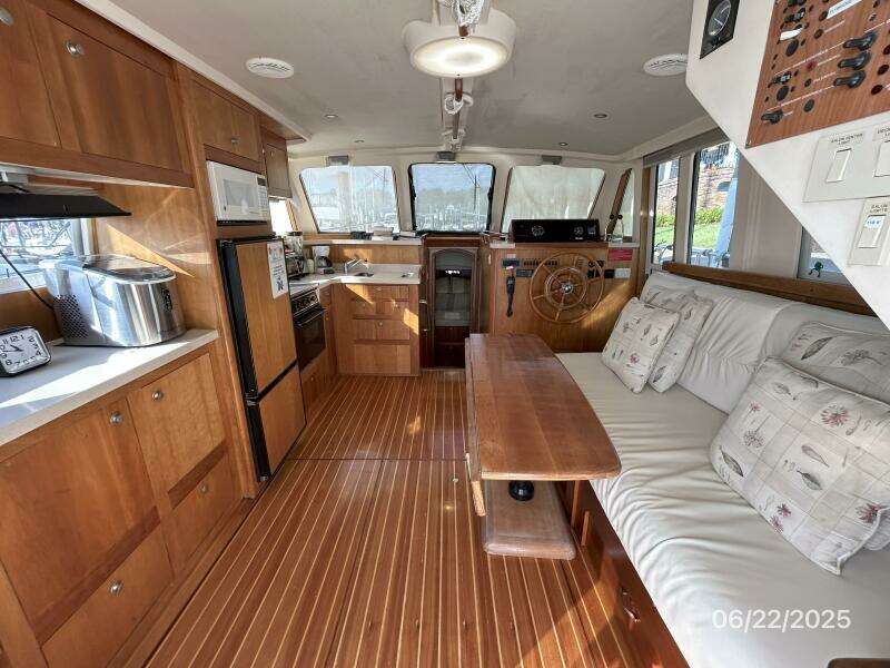 39' Mainship salon forward