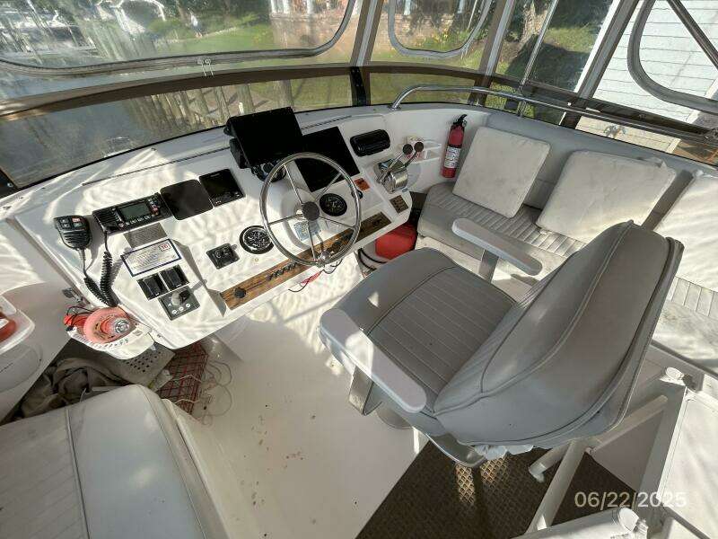 39' Mainship flybridge helm2