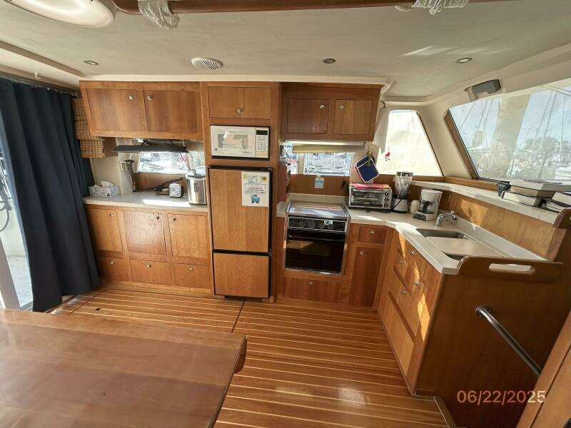 39' Mainship salon port