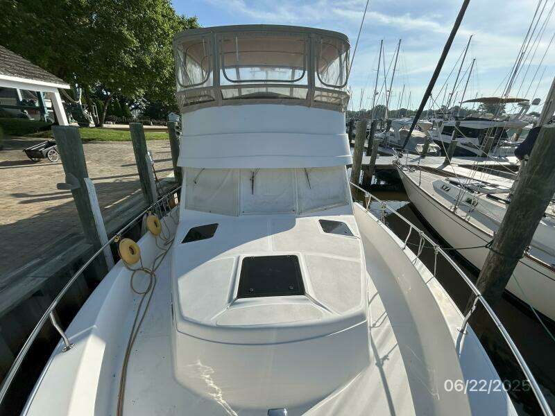 39' Mainship foredeck aft