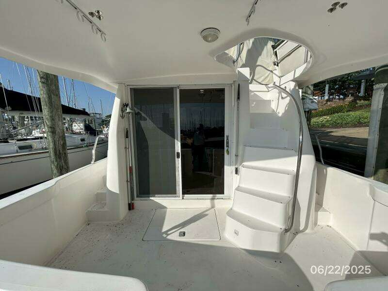 39' Mainship aftdeck forward