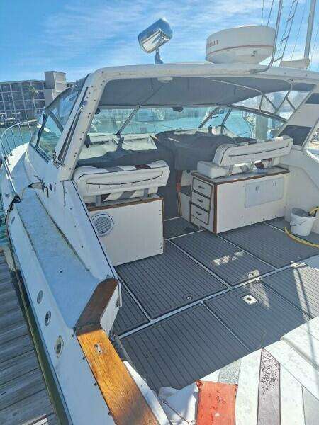 1985 Sea Ray 390 Express Cruiser