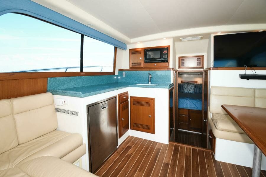 2001 35 Cabo Flybridge - VIKINGOS - Salon/Galley