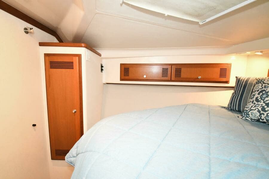 2001 35 Cabo Flybridge - VIKINGOS - Master Stateroom