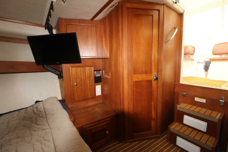 Albemarle 32 Express Companionway