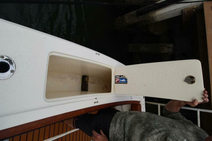 Albemarle 32 Express Livewell