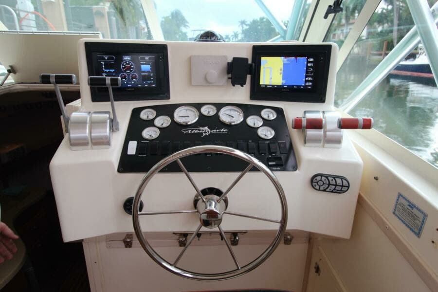 Albemarle 32 Express Helm