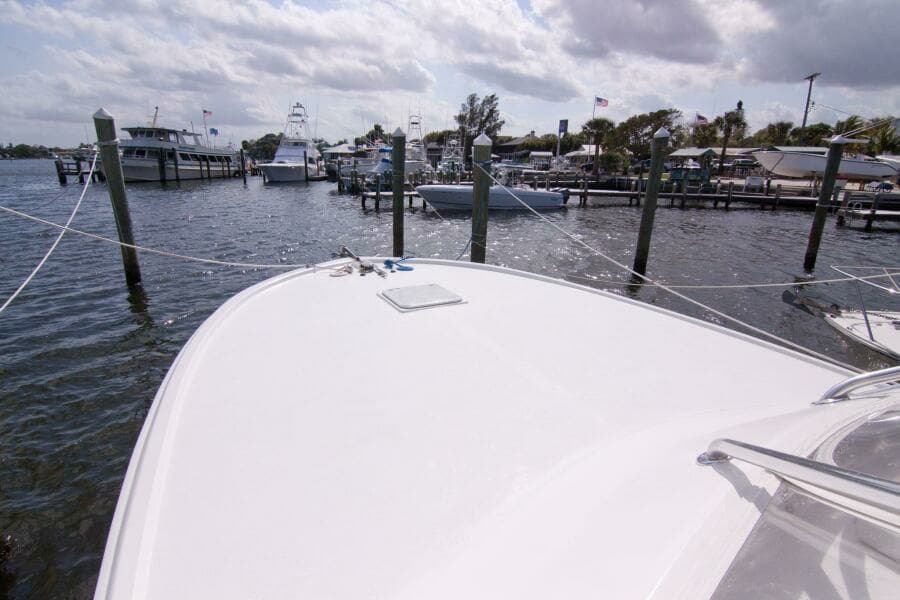 Out Island 38 Express-Bow