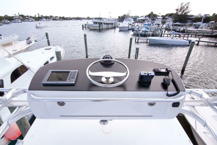 Out Island 38 Express-Helm Area