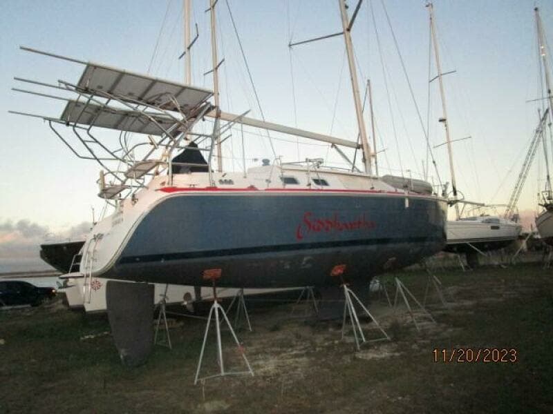 41' Hunter starboard aft profile