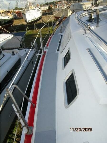 41' Hunter port side deck