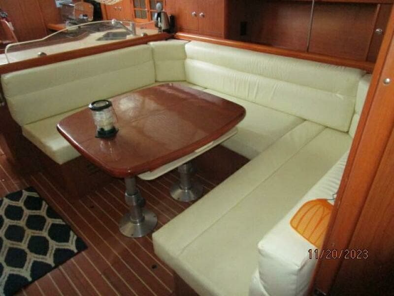 41' Hunter salon settee1