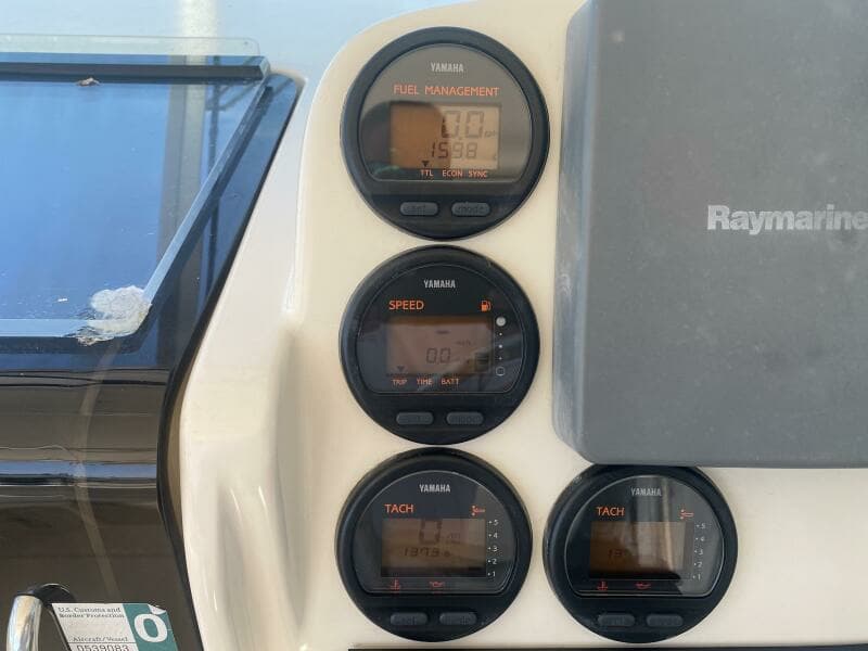 2004 Pursuit 3070 Offshore Express