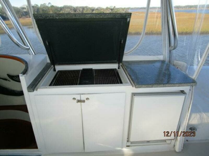 72' DeFever flybridge bar2