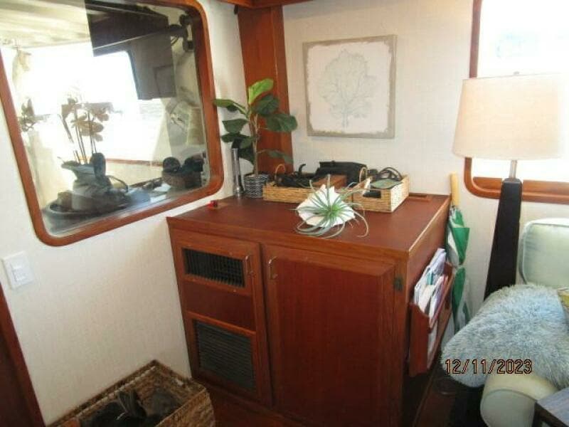 72' DeFever salon port aft