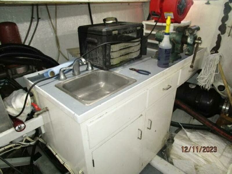 72' DeFever engine room wrok bench