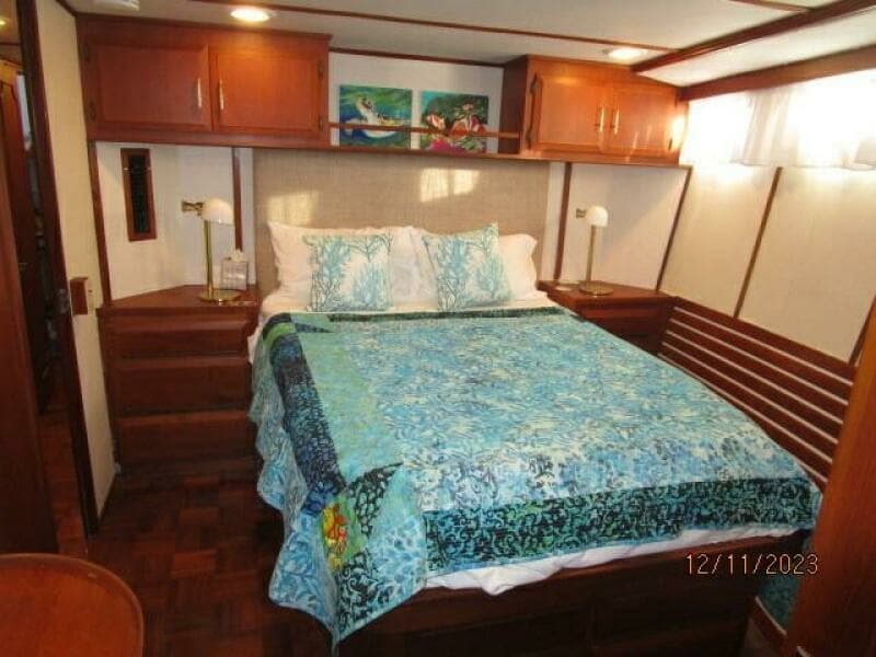 72' DeFever port forward guest stateroom