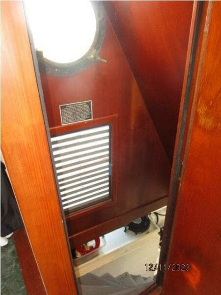 72' DeFever engine room access