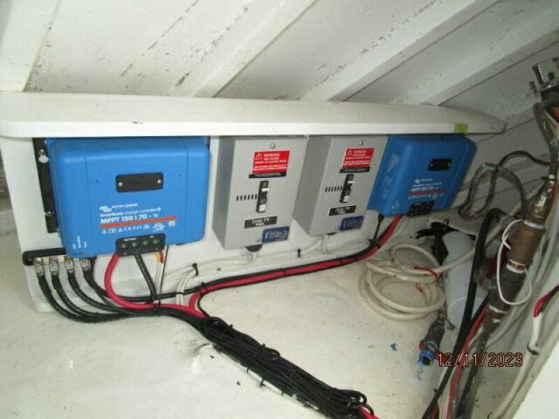 72' DeFever solar panel charge controllers