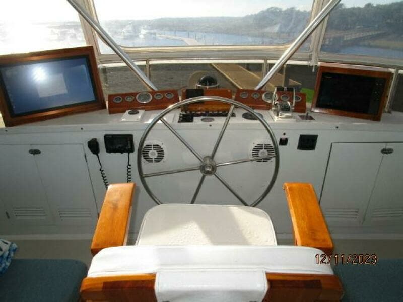 72' DeFever flybridge helm2