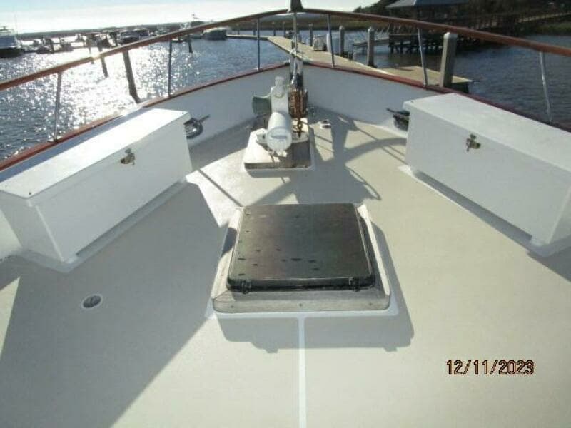 72' DeFever foredeck