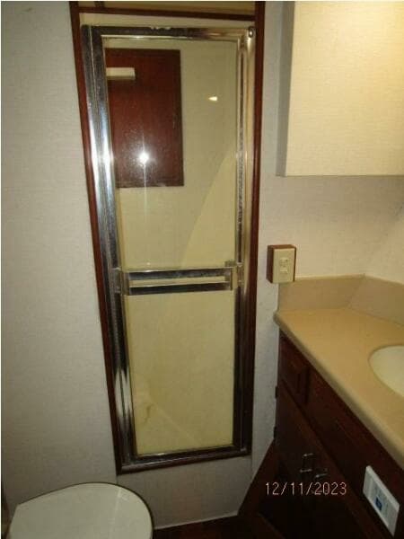 72' DeFever forward guest stateroom head