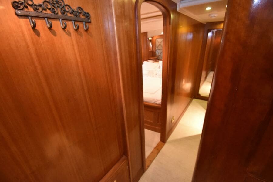 2006 Farmont 70 Expedition Yacht