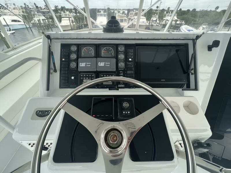 Hatteras SF Down Time - Helm