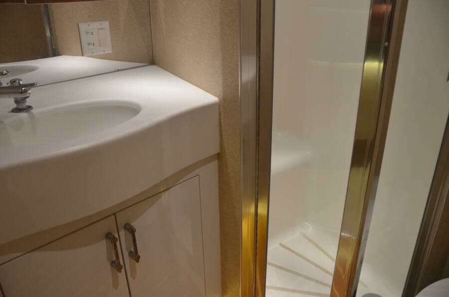 Hatteras SF Down Time - VIP Head