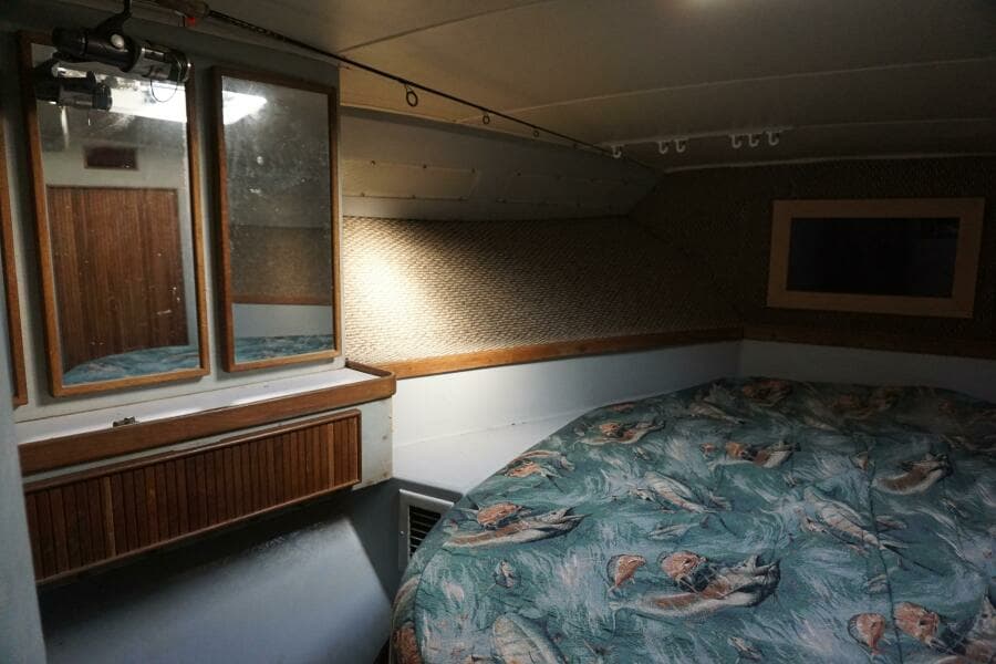 1987 37 Bertram 37 Convertible RIDGEBACK Fwd Stateroom  (2)