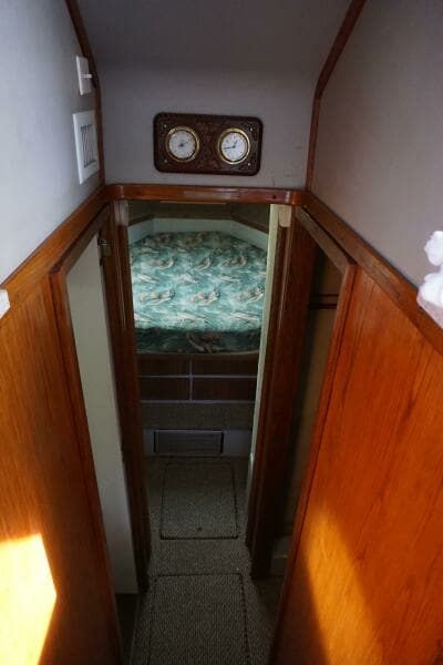 1987 37 Bertram 37 Convertible RIDGEBACK Companionway