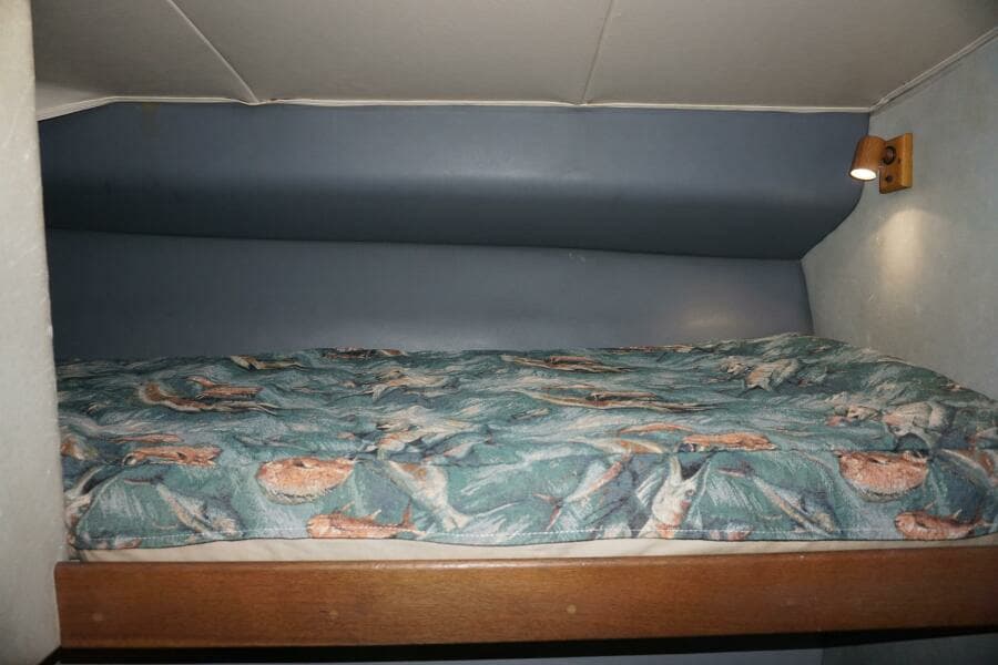 1987 37 Bertram 37 Convertible RIDGEBACK Guest Stateroom (2)