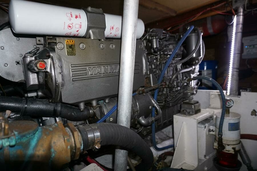 1987 37 Bertram 37 Convertible RIDGEBACK Engine Room (16)