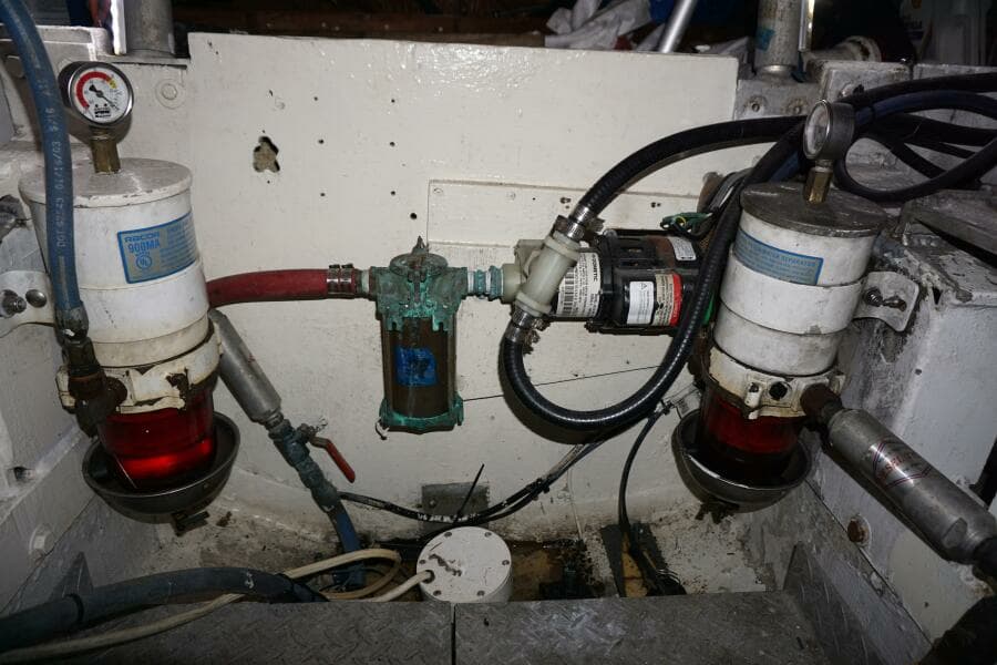 1987 37 Bertram 37 Convertible RIDGEBACK Engine Room (18)