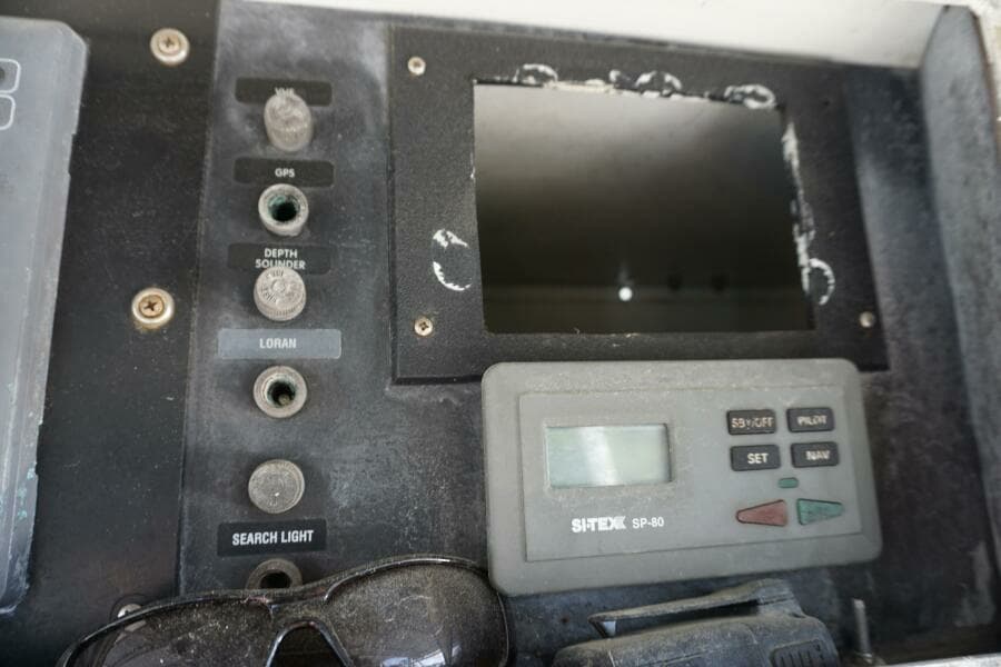 1987 37 Bertram 37 Convertible RIDGEBACK Electronics (3)