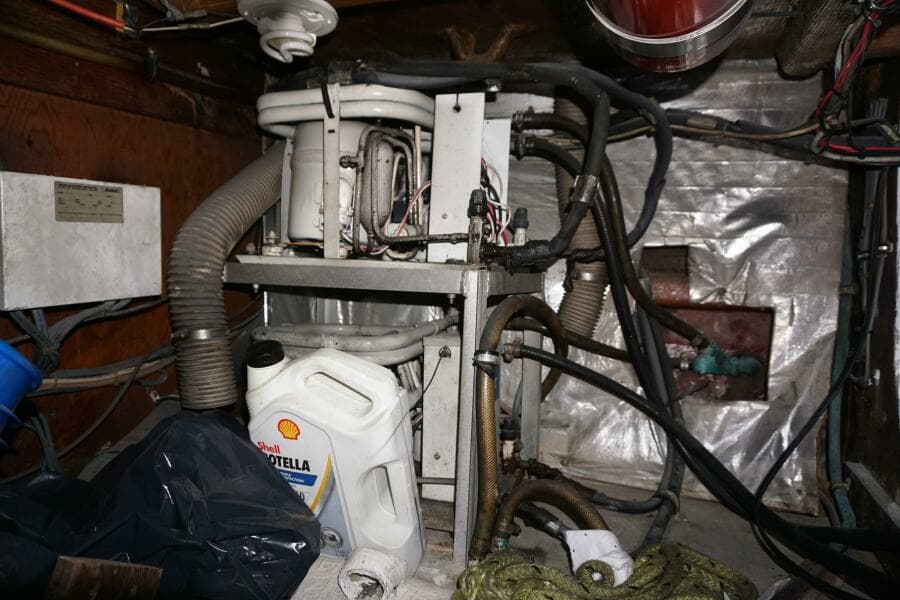 1987 37 Bertram 37 Convertible RIDGEBACK Engine Room (3)