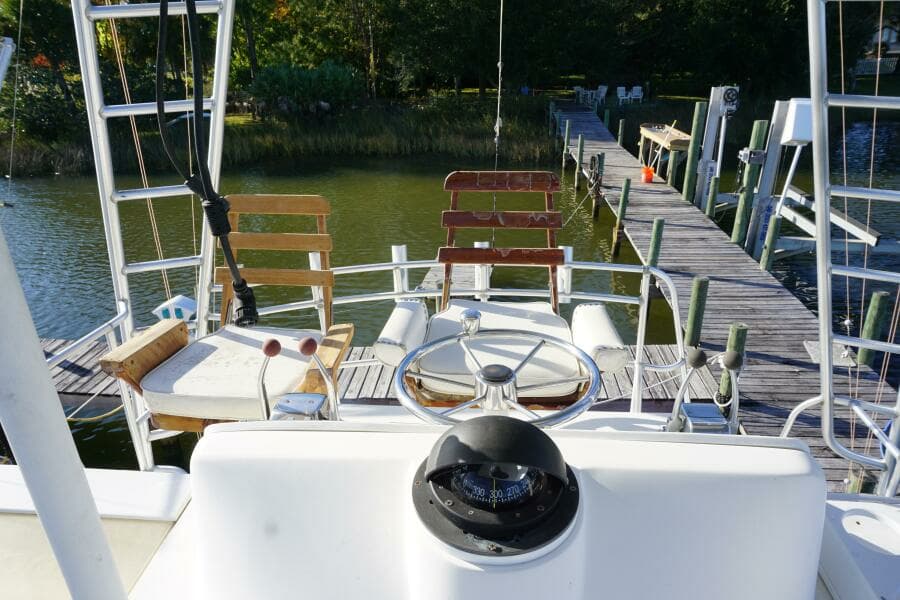 1987 37 Bertram 37 Convertible RIDGEBACK Helm Chairs (1)