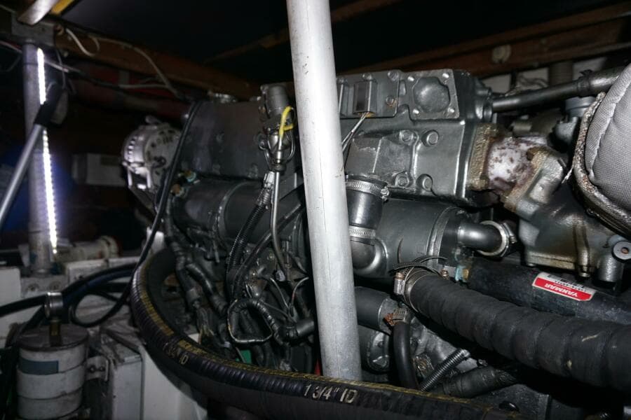 1987 37 Bertram 37 Convertible RIDGEBACK Engine Room (17)