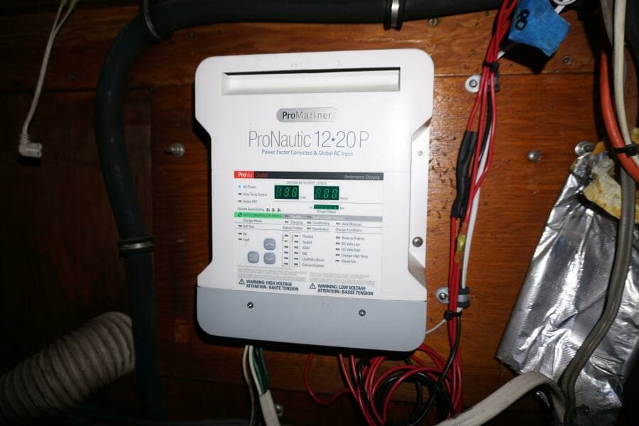 1987 37 Bertram 37 Convertible RIDGEBACK Engine Room (1)