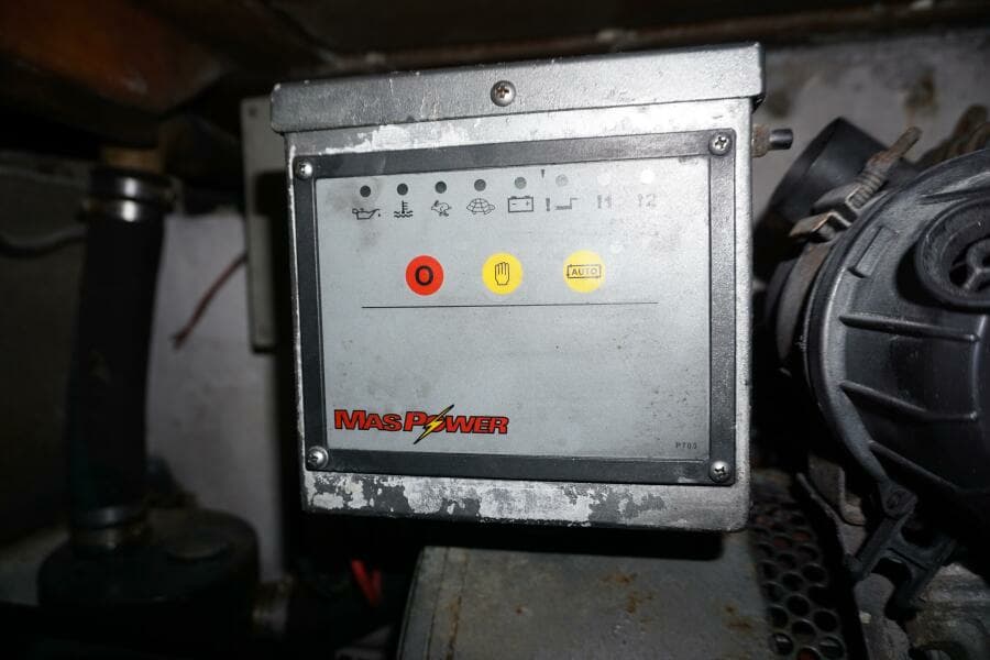 1987 37 Bertram 37 Convertible RIDGEBACK Engine Room (10)