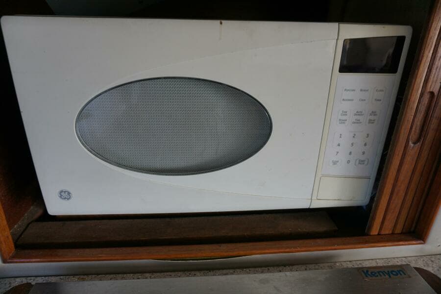 1987 37 Bertram 37 Convertible RIDGEBACK Galley Microwave
