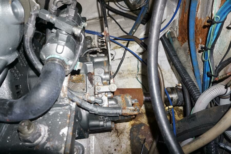 1987 37 Bertram 37 Convertible RIDGEBACK Engine Room (13)