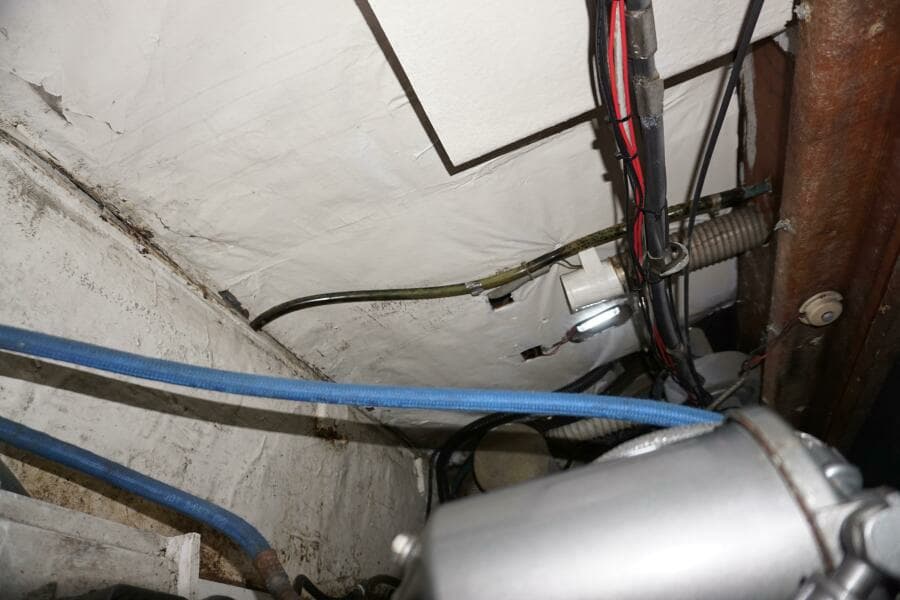 1987 37 Bertram 37 Convertible RIDGEBACK Engine Room (20)