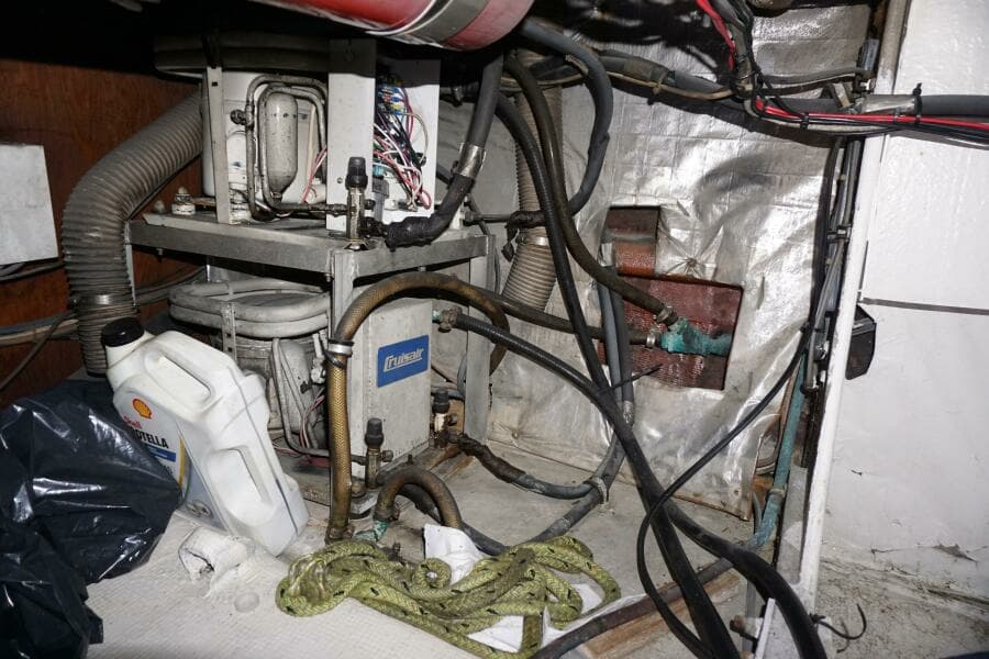 1987 37 Bertram 37 Convertible RIDGEBACK Engine Room (19)