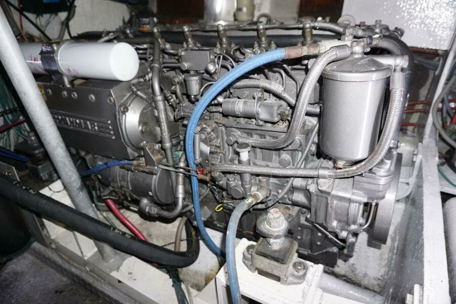 1987 37 Bertram 37 Convertible RIDGEBACK Engine Room (5)