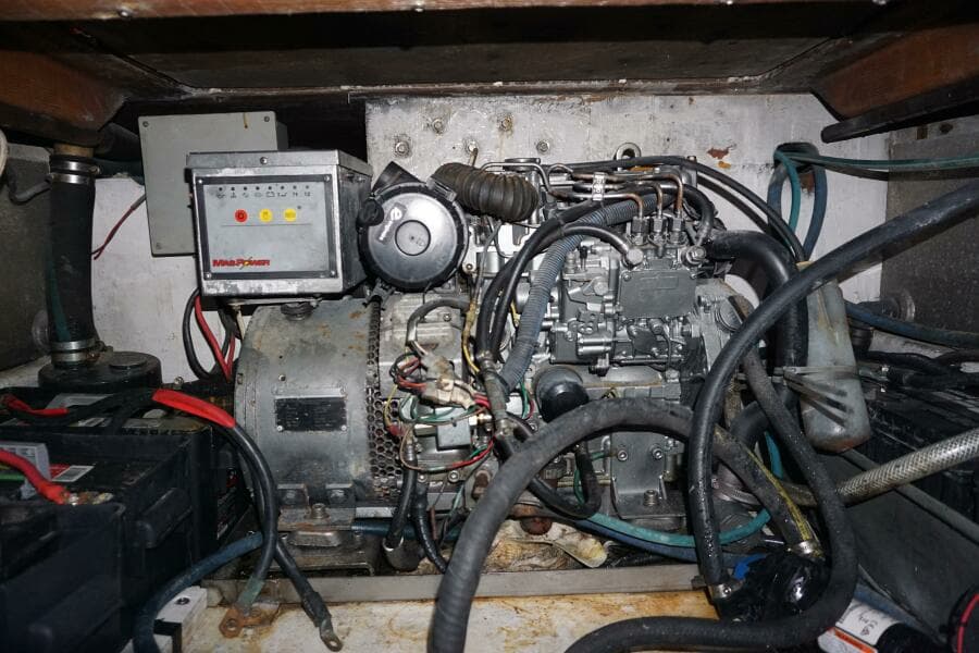 1987 37 Bertram 37 Convertible RIDGEBACK Engine Room (6)