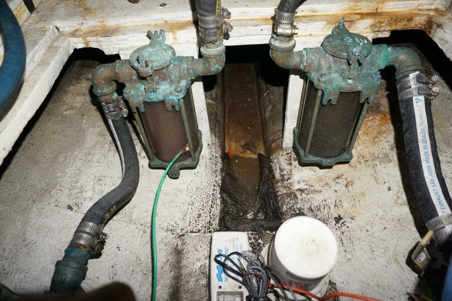 1987 37 Bertram 37 Convertible RIDGEBACK Engine Room (12)